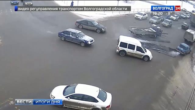 Водитель потерял груз на оживленном перекрестке Волгограда смотреть онлайн