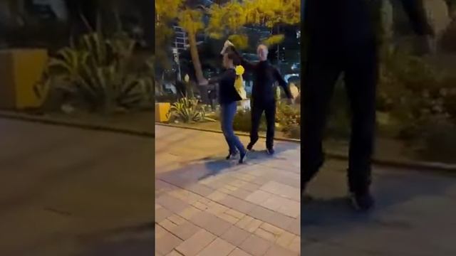 Танцующие в Сочи под музыку Владлена Симонова смотреть онлайн