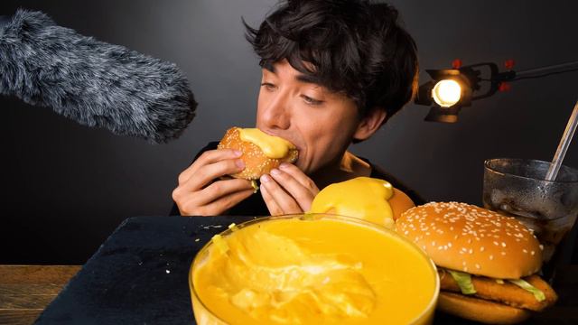 ASMR Eating EXTRA CHEESE SAUCE on BURGERS from McDonalds 맥도날드 불고기 버거 먹방 | McBang ASMR смотреть онлайн
