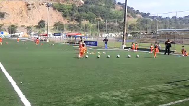 Diogo entrenando en la escuela de futbol смотреть онлайн