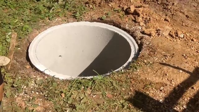 Колодец. Монтаж (установка) верхнего кольца в ручную. смотреть онлайн