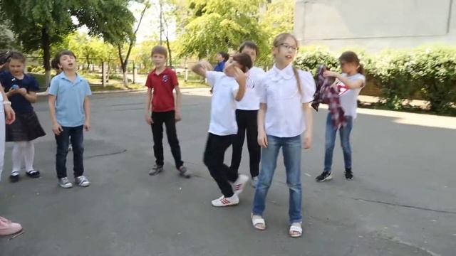 Мы попали в топ топ топ Время и Стекло - (КЛИП 3-г Класс Украинский колледж им. В.О.Сухомлинского ) смотреть онлайн