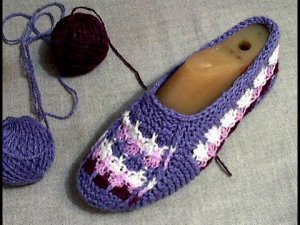 Следки из остатков кавказской пряжи спицами без шва.