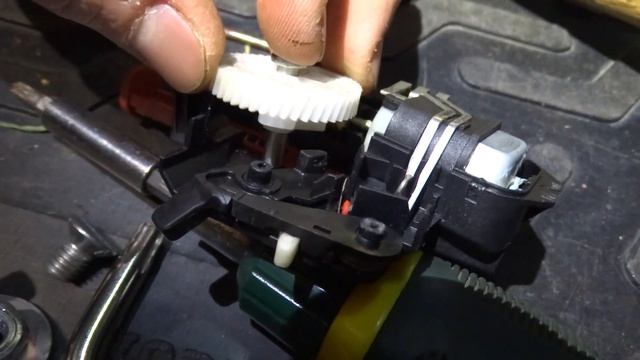 VW Polo Sedan, конец замку багажника, принцип работы замка и ремонт шестерни.