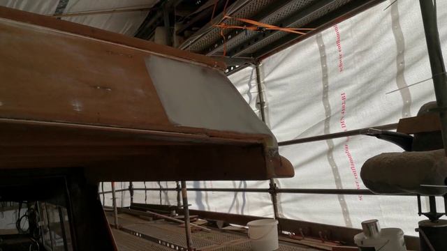 Holzboot Restaurierung. Spachteln Der Freigelegten Holzoberflächen. Arbeiten Am Rumpf.