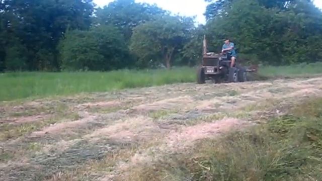 згортання трави на валки,старими граблями до трактора "сонечко" смотреть онлайн