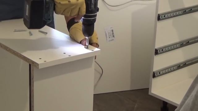 Кухня Укорачиваем выдвижной ящик, регулируемые ножки смотреть онлайн