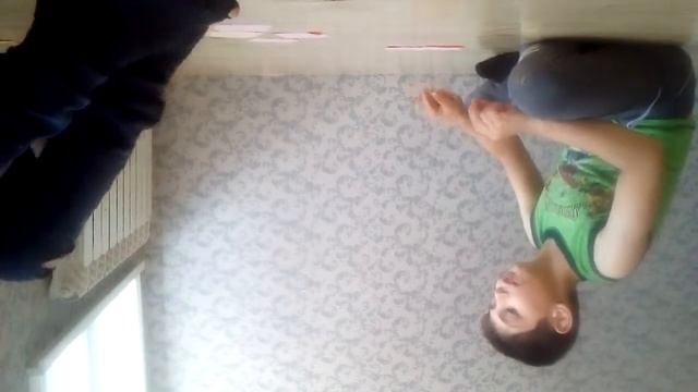 Челлендж (Правда или Вызов) Саша делает отжимания на кулаках!!! смотреть онлайн