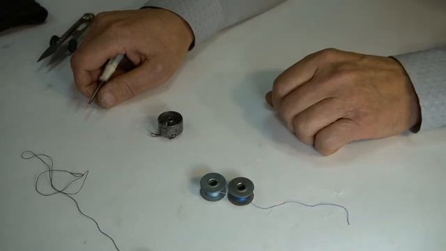 Как правильно заправить нижнюю нитку в шпульный колпачек? Регулировка нижней нити. Часть 2 смотреть онлайн