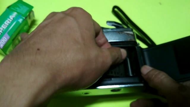 Pasang Roll Film Kamera Analog