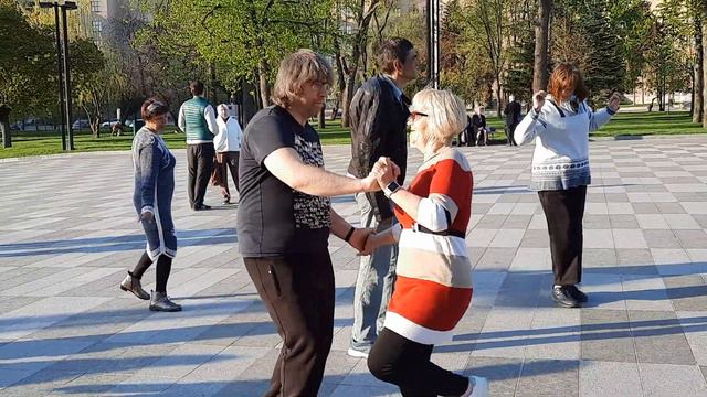 А ты гуляй,душа!!!Танцы,сухой фонтан,Харьков. смотреть онлайн