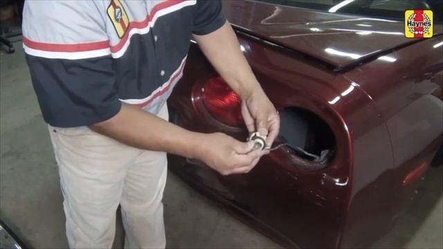 Chevrolet Corvette (1997 - 2013) - Replace the rear light bulbs смотреть онлайн