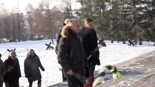 В День неизвестного солдата на Холме Воинской славы состоялась памятная церемония возложения цветов смотреть онлайн