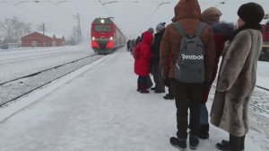 Электровоз летит на большой скорости с грузовым поездом