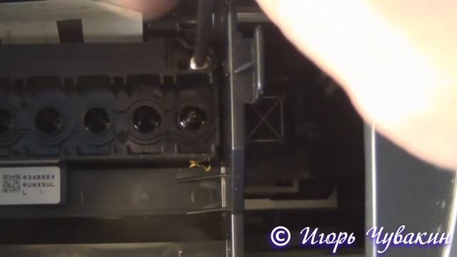 Извлечение печатающей головки из принтера Epson, на примере модели R200 смотреть онлайн