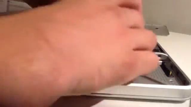 Tutorial: Upgrading My 2008 Unibody Apple MacBook From 2GB To 4GB (How To Video 4 Beginners Like Me