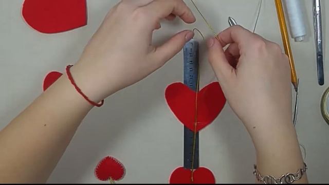 Фетровые сердечки. День святого Валентина.\\Felt hearts. Valentine's Day. смотреть онлайн
