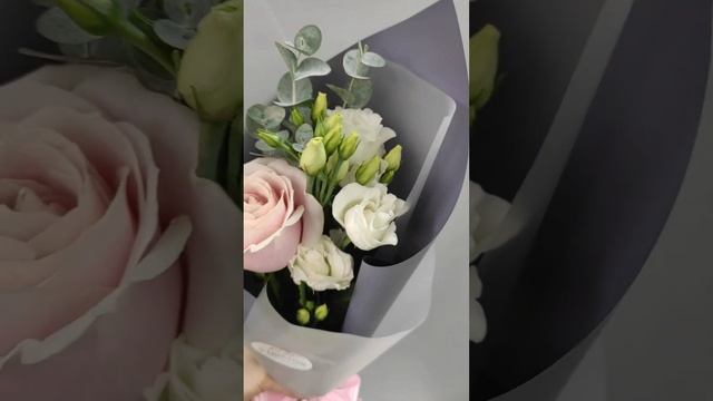 Букет из розовой розы, эустомы и эвкалипта смотреть онлайн