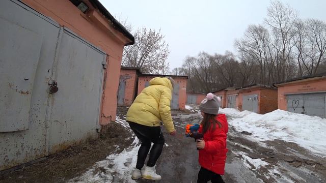 СИРЕНОГОЛОВЫЕ напали на нас в реальной жизни В ГАРАЖАХ | Siren Head in real life смотреть онлайн