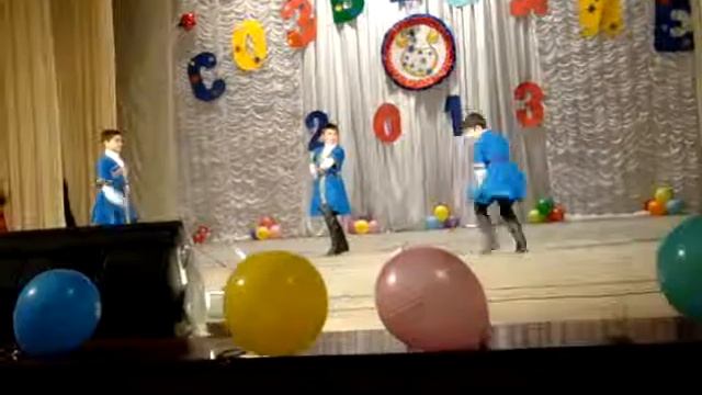 ТАНЕЦ С КИНЖАЛАМИ ТАНЦУЮТ МАЛЬЧИКИ ИЗ ОСЕТИИ смотреть онлайн