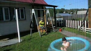 женя купается в бассене