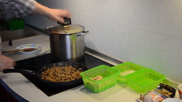 Суп с грибами (шампиньонами) на курином бульоне смотреть онлайн
