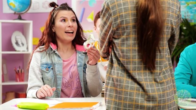 Челлендж «Стать РУСАЛКОЙ на 24 часа» | Забавный ОБМЕН ТЕЛАМИ от Ла-Ла Лайф Эмозди смотреть онлайн