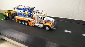 Лего машинки...Эвакуатор, перевозящий автомобиль по беговой дорожке