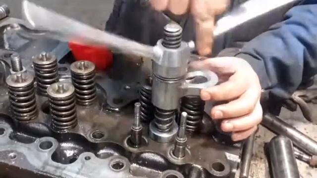 Снятие клапанных пружин на двигателе грузовика Вольво Рено