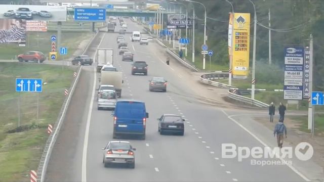 Воронежцы игнорируют мост за 63 млн, перебегая дорогу в неположенном месте смотреть онлайн