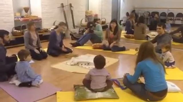 Песня-приветствие в сопровождении звучащих жестов смотреть онлайн