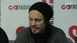 Вилле Вало HIM смотрит кавер на себя.