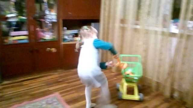 Часики идут, песенка звучит, Алиска играет)) смотреть онлайн