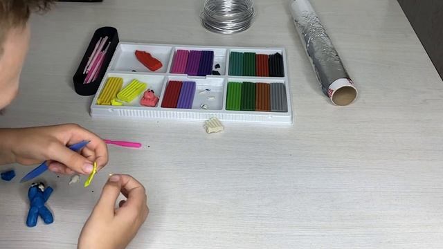 Лепим из пластилина синего радужного друга из роблокса. Пластилиновый Rainbow Friends Blue Roblox смотреть онлайн