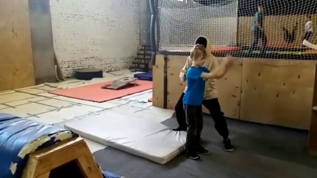 Я делаю сальто назад с пола на мат.