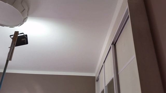 Как приклеить пенопластовый плинтус. Итог .Стоит ли монтировать ? смотреть онлайн