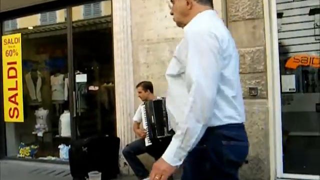 Toccata and Fugue Beautifully played on the accordion on the Streets of Parma Italy смотреть онлайн