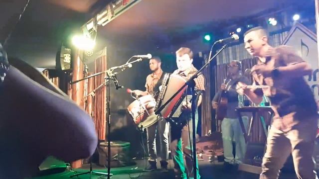 TRIO ACONCHEGO - Começaram a Gritar & Forró de Plic Plic Plac смотреть онлайн