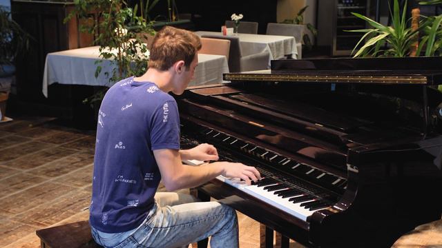 Virtuoso Maestro | Besame Piano Mucho смотреть онлайн