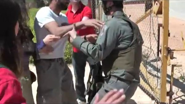 "Israeli soldiers arrest European tourists". Palestine, Bethlehem, Beit Sahour. 31/03/2010