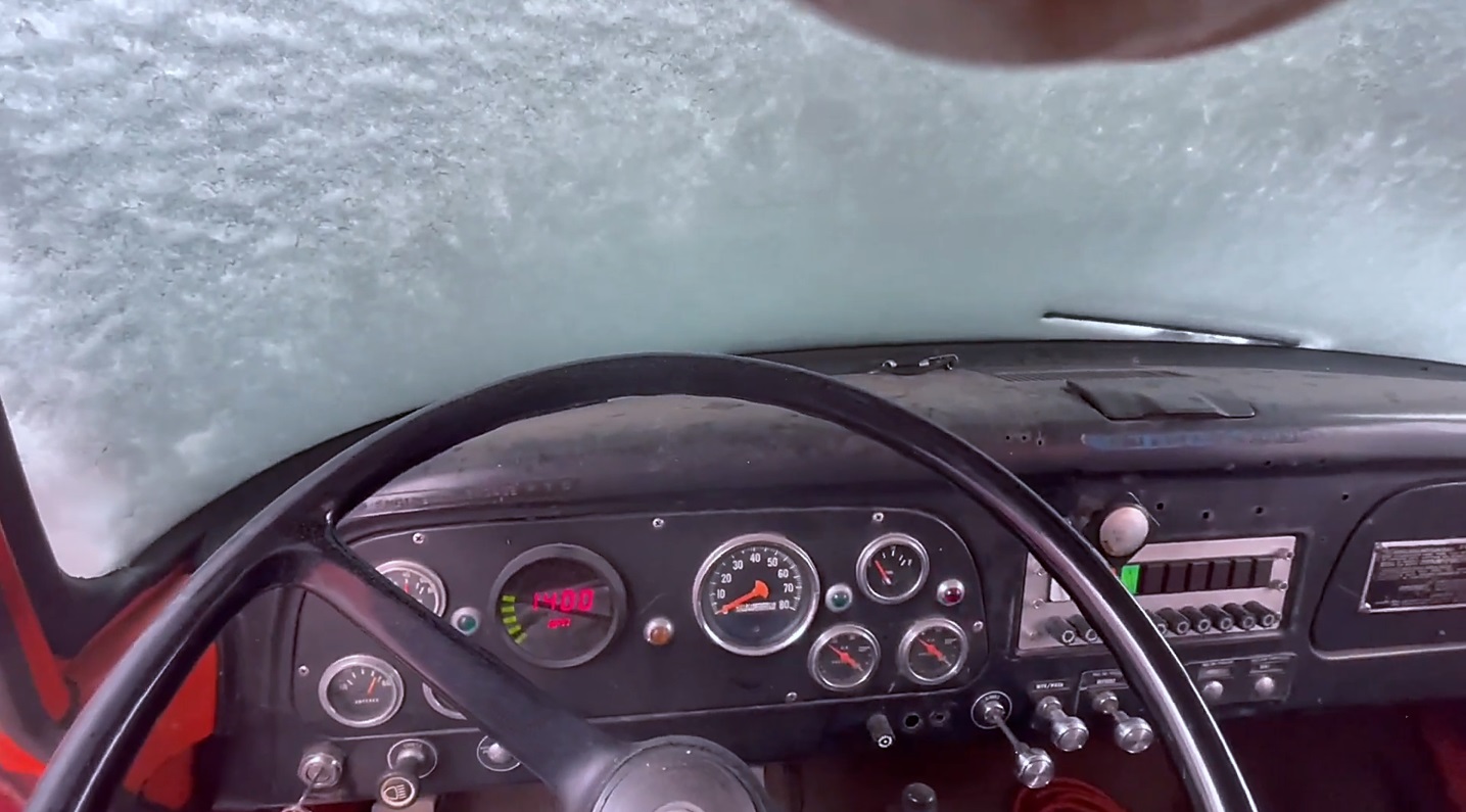 На дворе - 10 градусов. Запускаем грузовик 1972 года (V8) смотреть онлайн