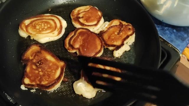 Оладьи с малиновым вареньем