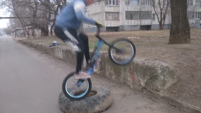 КТО ВСТАЕТ - ТОТ ПОБЕЖДАЕТ (с) ПРОБУЮ СЕБЯ НА ДЕТСКОМ ВЕЛОСИПЕДЕ смотреть онлайн