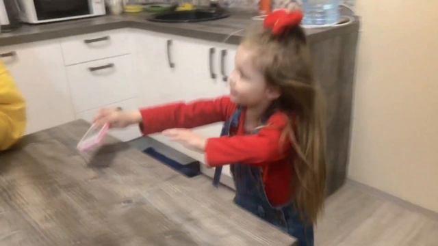 Челлендж шоколад или настоящее/Ева меняет настоящие предметы на шоколадные/Игры с солнечным зайчико смотреть онлайн