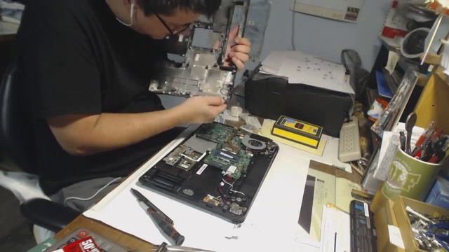 Taking apart a Toshiba Satellite - Broken Hinges смотреть онлайн