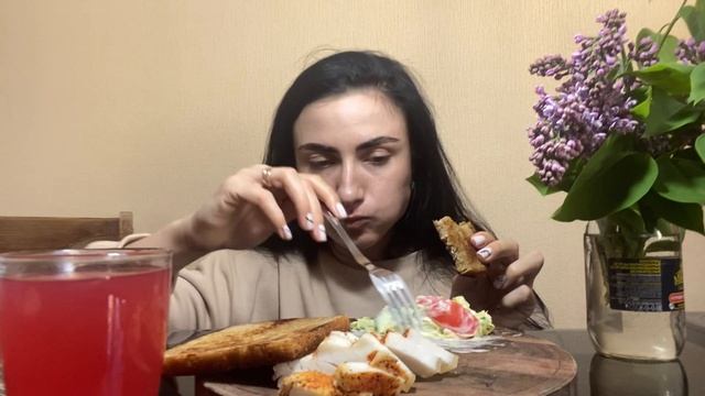 МУКБАНГ ДОМАШНЕЕ САЛО С ГРЕНКАМИ/КИСЕЛЬ С БУЛОЧКОЙ_БЬЮТИ ДЕНЬ смотреть онлайн