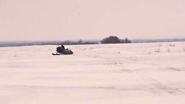 Чуть не перевернулся на снегоходе смотреть онлайн
