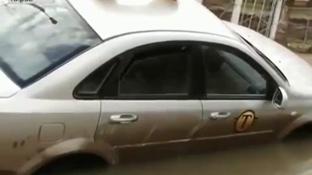 Водитель такси упал в лужу смотреть онлайн