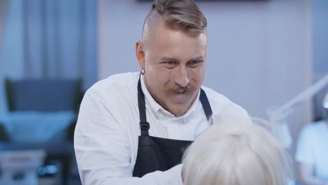 Выбор профи: футбольный мяч вместо стильной прически (18+) смотреть онлайн