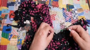 Коврик из трикотажных полосок на сетке.